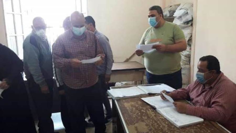 متابعة تلقي العاملين لقاح فيروس كورونا