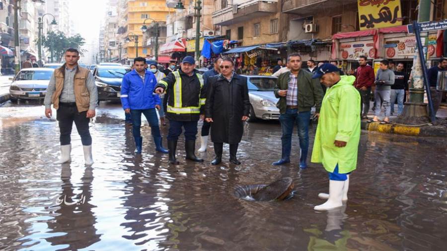 محافظ الإسكندرية يتابع أعمال كسح مياه الأمطار
