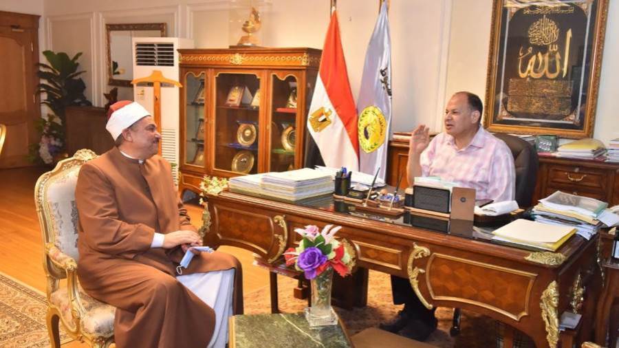 محافظ أسيوط يلتقي أمين بيت العائلة المصرية