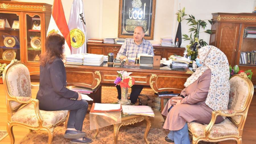 محافظ أسيوط يناقش جهود تحصيل الايرادات بمشروعات المحافظة والوحدات المحلية وتعظيم الموارد الذاتية