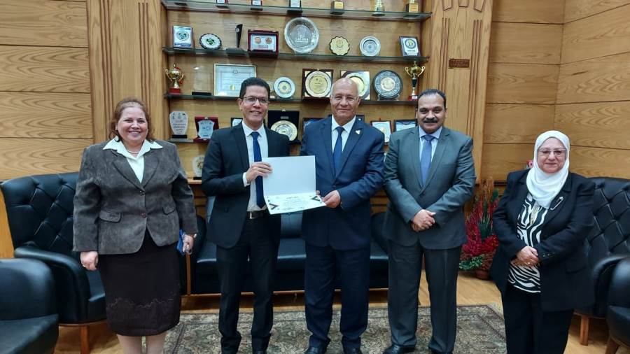 رئيس جامعة بنها يكرم الجيزاوى