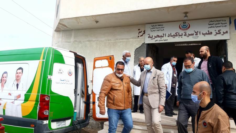 وكيل صحة الشرقية خلال تفقده القافلة الطبية