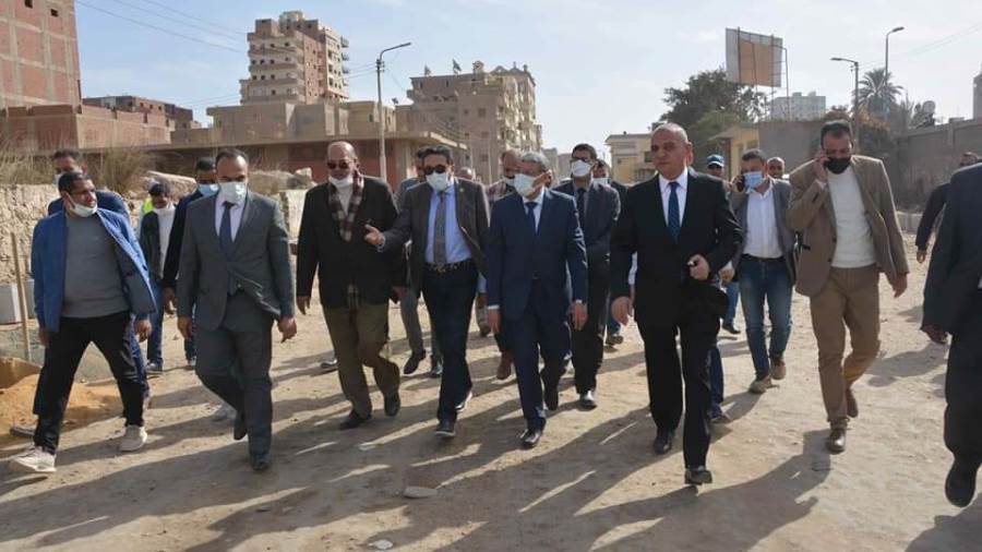 محافظ المنيا يتفقد مشروعات بني مزار
