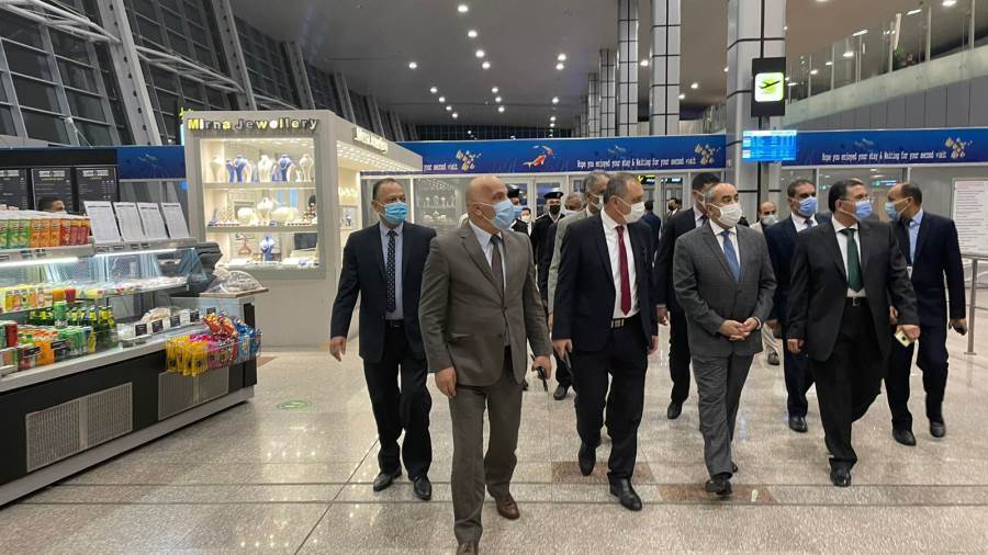 وزير الطيران خلال جولته بالمطار