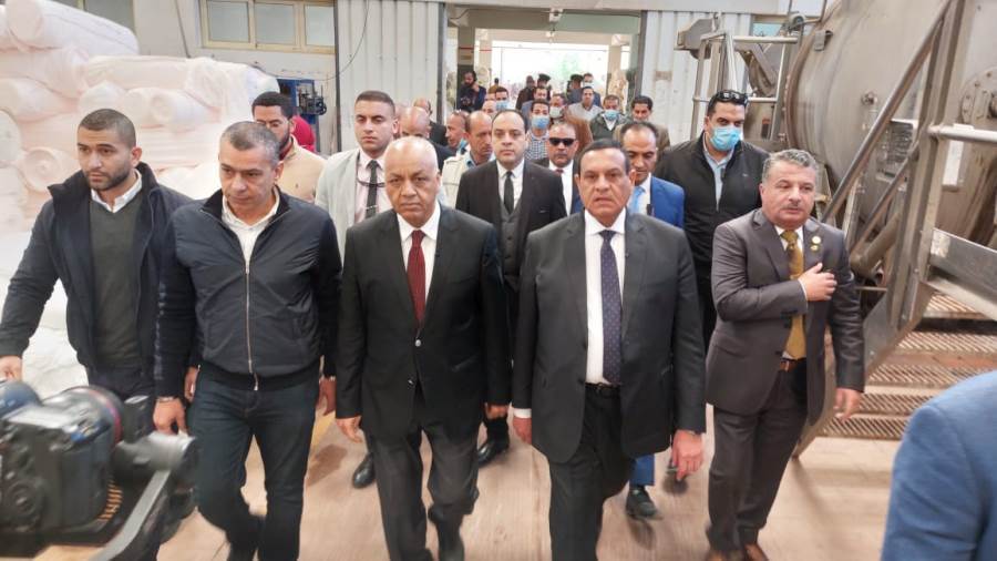 محافظ البحيرة يتفقد ٣ مصانع بالمنطقة الصناعية النسيجية بكفر الدوار
