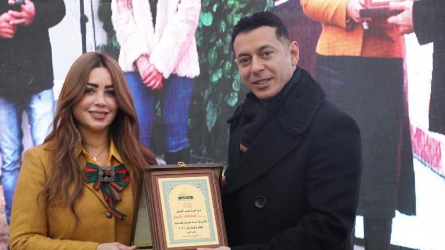الفنان مصطفى شعبان خلال تكريمه من د .جيهان مديح