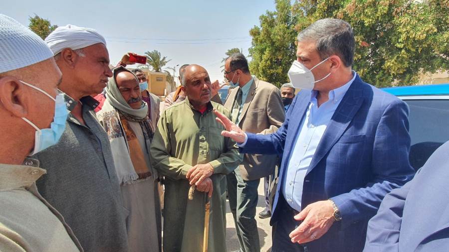 رئيس البنك الزراعى خلال زيارته لأحد فروع البنك بالصعيد