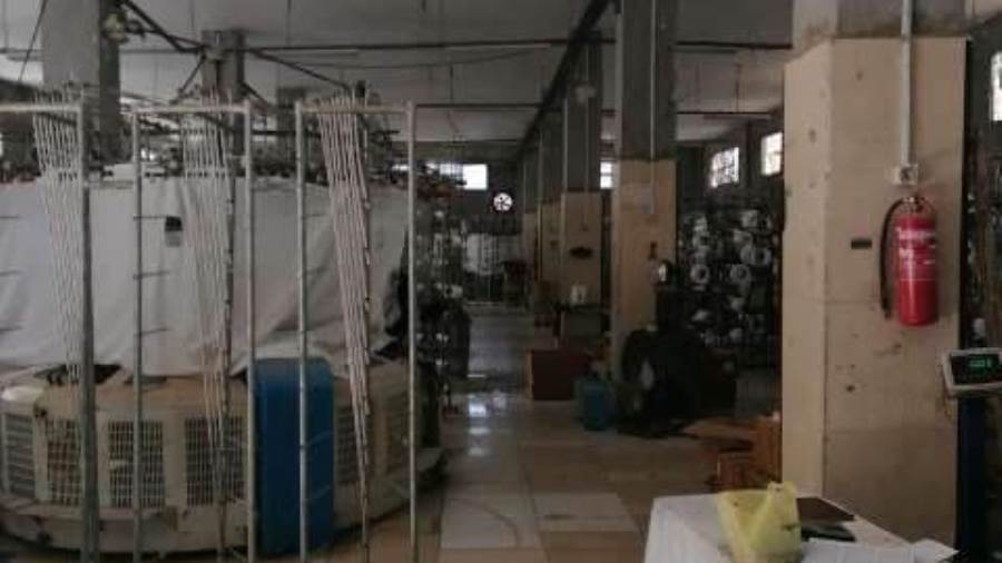 مصنع تريكو يستخدم مستلزمات مجهولة المصدر