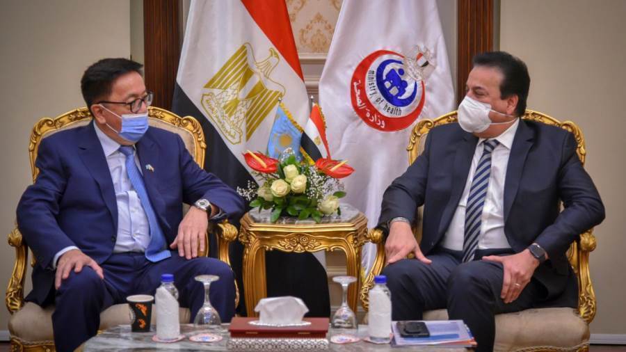 القائم بأعمال وزير الصحة والسفير الكازاخستاني