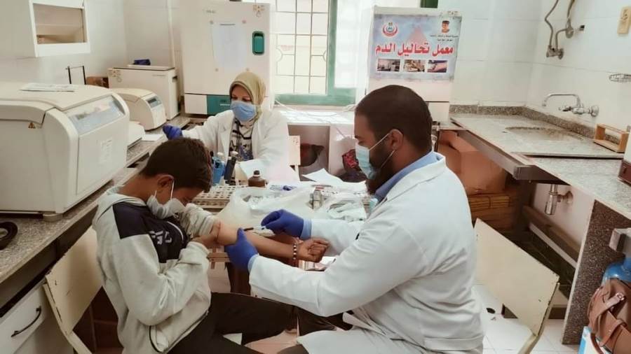 توقيع الكشف الطبي على المرضى بالمنيا