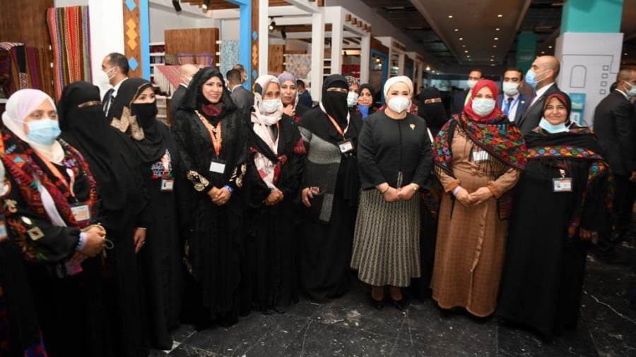 السيدة إنتصار السيسي مع القائمين علي معرض تراثنا