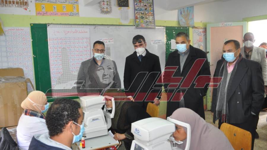 رئيس الجامعة يتفقد القافلة
