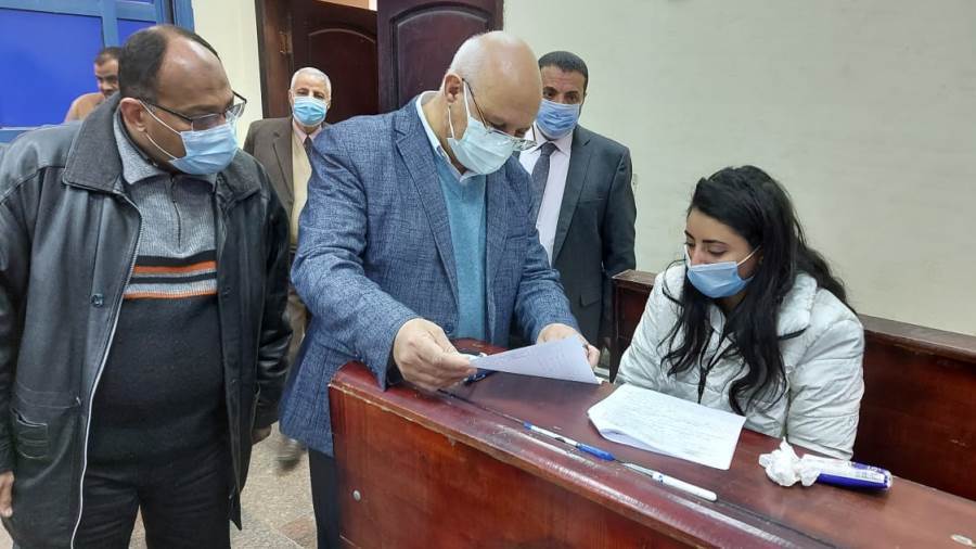 رئيس الجامعة يتفقد الامتحانات