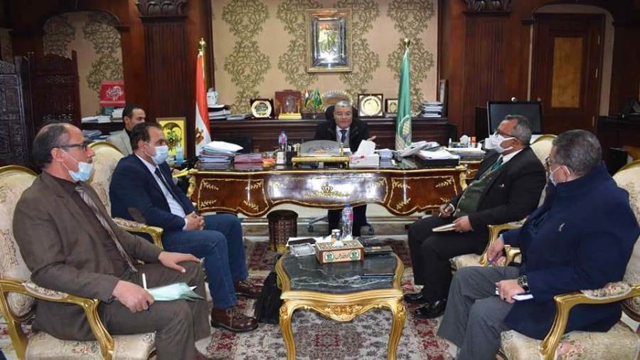 محافظ المنيا خلال الاجتماع