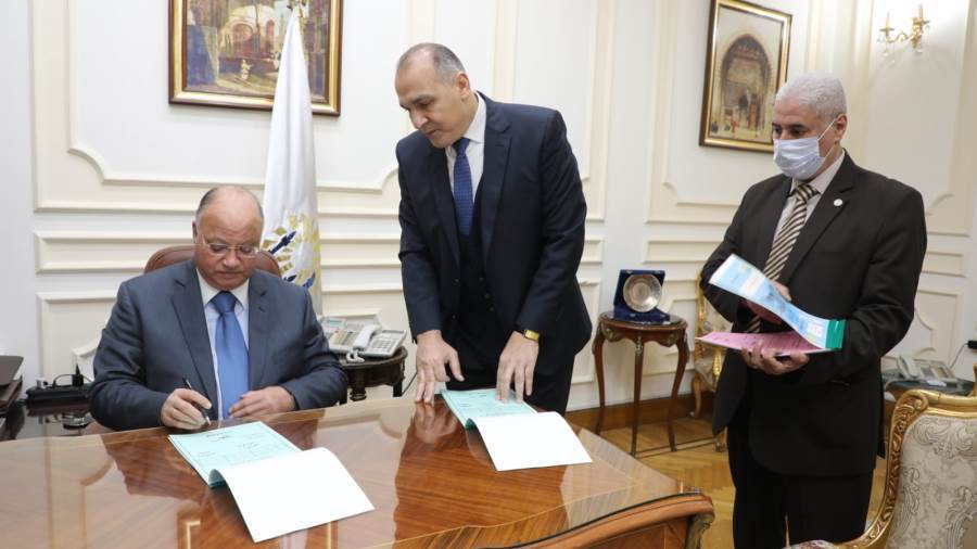 محافظ القاهرة ومدير مديرية تعليم القاهرة أثناء اعتماد نتيجة الشهادة الإعدادية