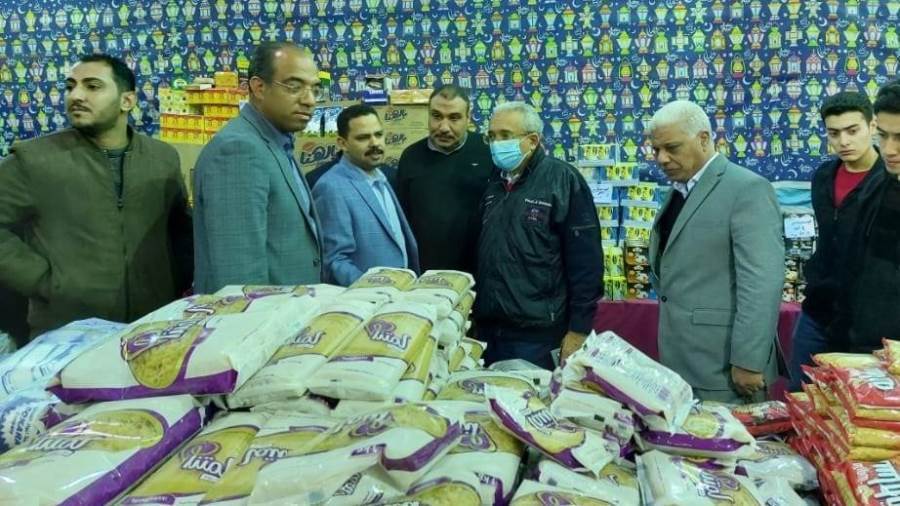 أمين عام مستقبل وطن يتفقد معارض لبيع السلع الغذائية باسيوط