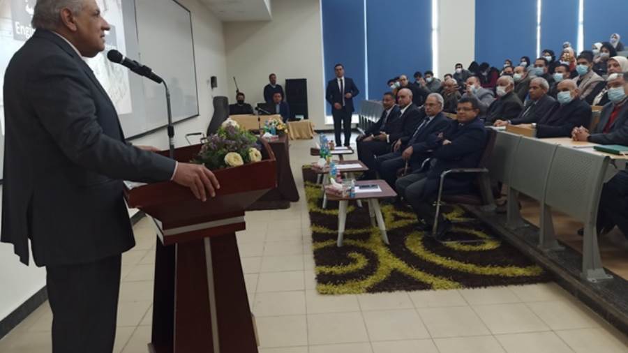 المهندس إبراهيم محلب متحدثا للطلاب