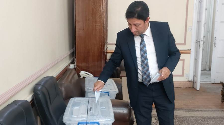 نقيب الأطباء البيطريين يدلي بصوته