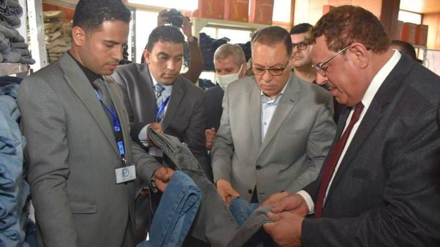محافظ الشرقية خلال تفقده معرض الملابس