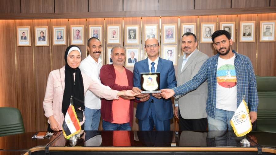 جامعة جنوب الوادى تكرم طلاب كلية الفنون الجميلة جامعة اسيوط المشاركين فى ملتقى السمبزيوم