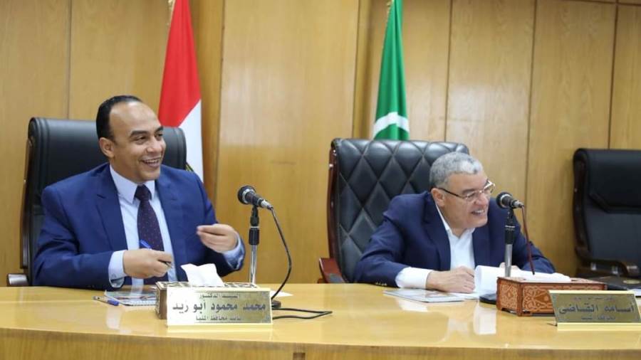 محافظ المنيا خلال الاجتماع