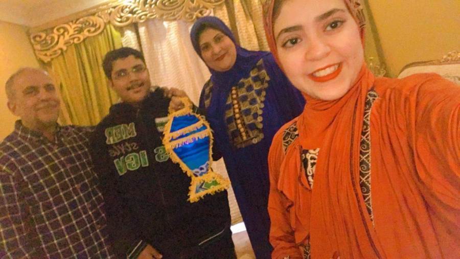 أحمد طارق بطل السباحة ذوي لهمم وعائلتة