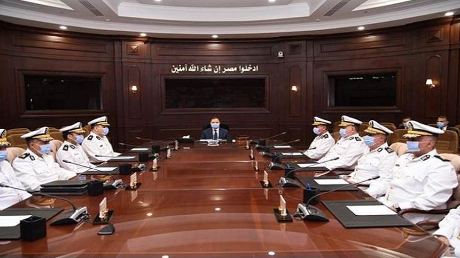 وزير الداخلية يجتمع بقيادات الوزارة