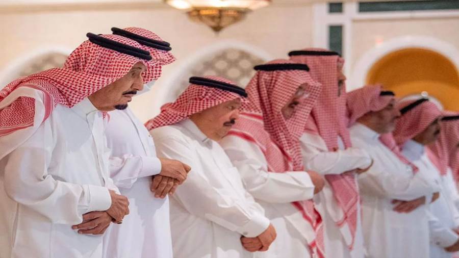 خادم الحرمين الشريفين يؤدي صلاة عيد الفطر المبارك