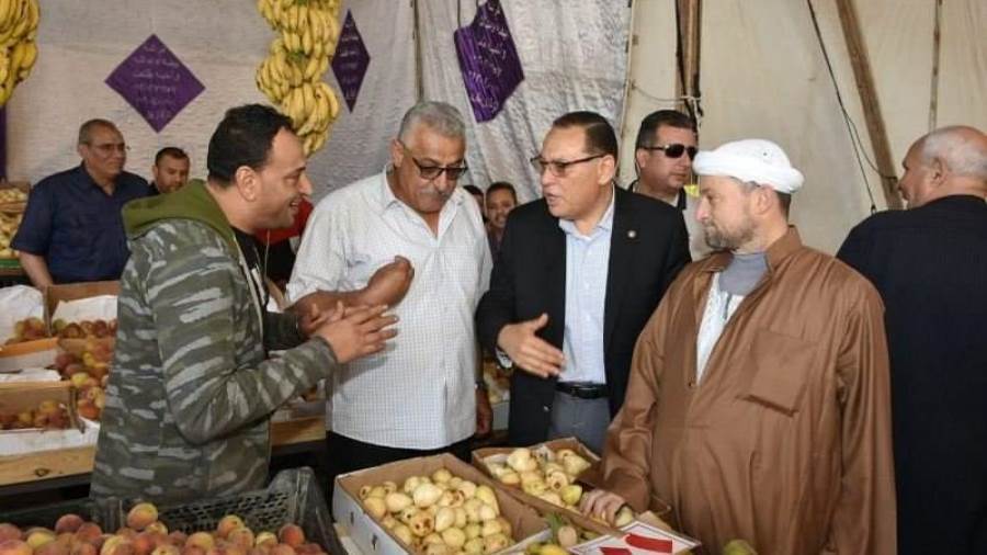 محافظ الشرقية خلال تفقده منفذ بيع الخضروات والفاكهة