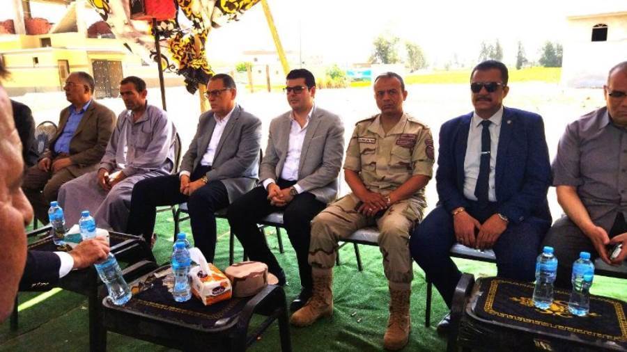 محافظ الشرقية خلال تقديم واجب العزاء لأسرة شهيد الواجب الوطني