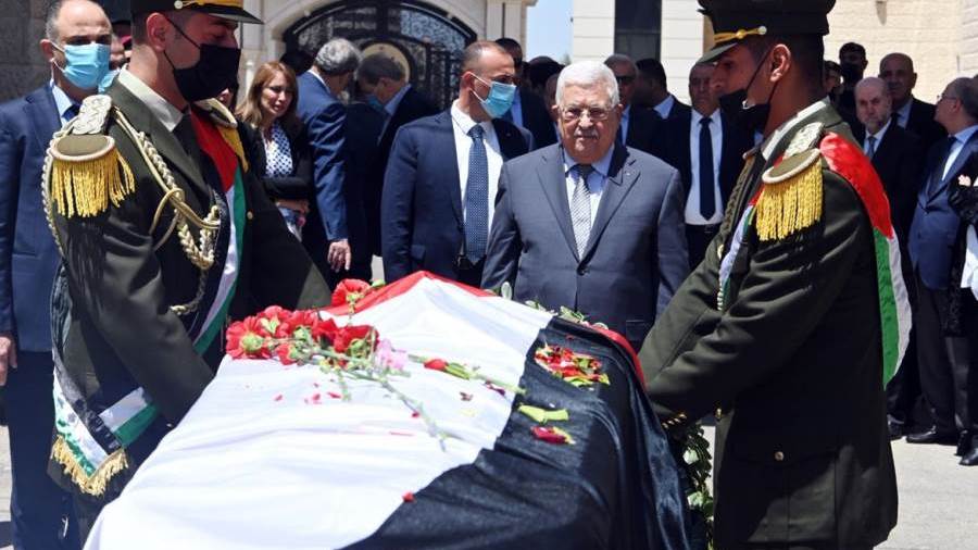 الرئيس الفلسطيني أمام جثمان الشهيدة