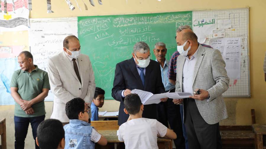 محافظ المنيا يتفقد لجان الامتحانات