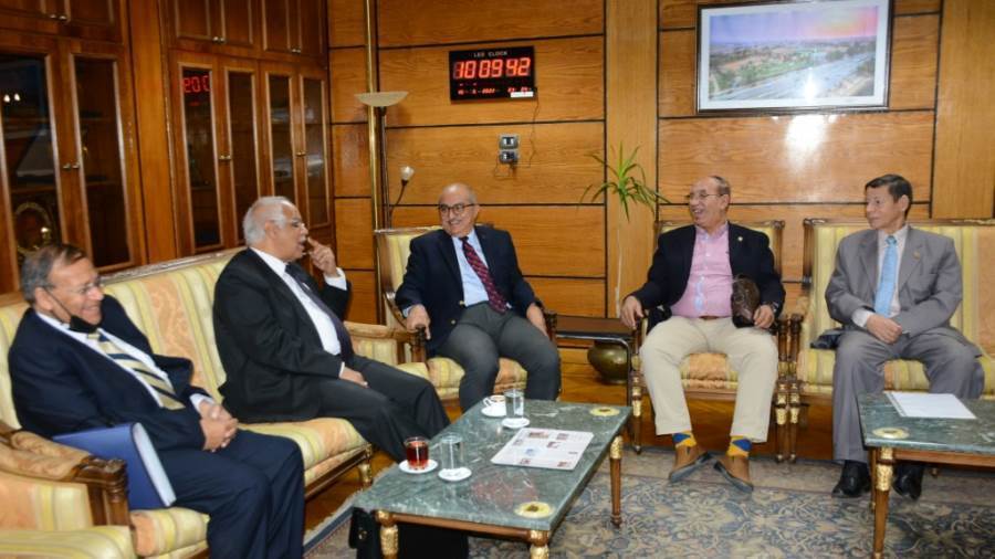 رئيس جامعة أسيوط يستقبل وزير النقل الأسبق فى إطار مشاركته فى لجنة ترشيح عميد كلية الحاسبات