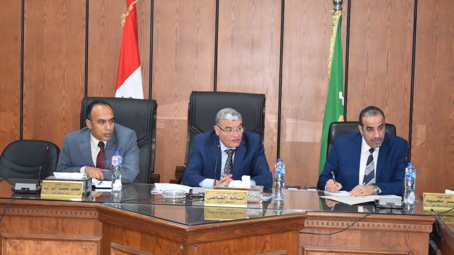 محافظ المنيا خلال الاجتماع