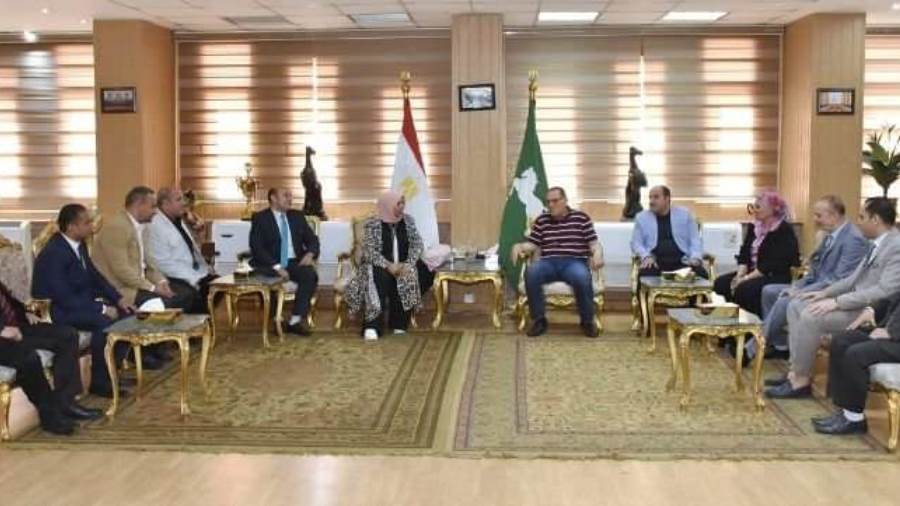 محافظ الشرقية يلتقي أعضاء مجلس نقابة العاملين بالضرائب