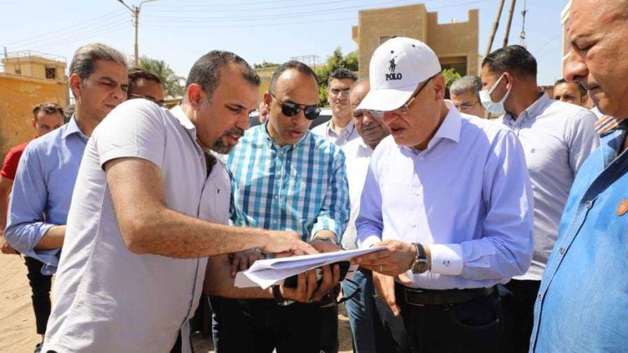 محافظ المنيا يتفقد مشروعات حياة كريمة