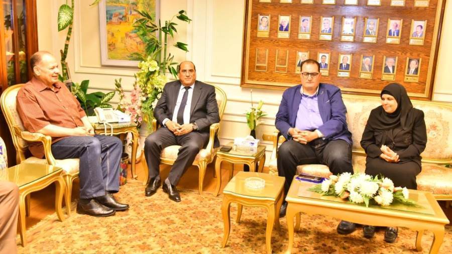 محافظ أسيوط يستقبل رئيس هيئة الاصلاح الزراعي لمناقشة سبل دعم توريد القمح وتخصيص الأراضي اللازمة لإقامة مشروعات حياة كريمة