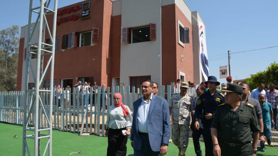 محافظ البحيرة ومساعد رئيس أركان حرب القوات المسلحة يتفقدان مشروعات حياة كريمة