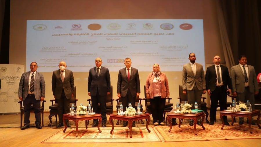 حفل تخريج سفراء المناخ الأفارقة والمصريين بجامعة عين شمس