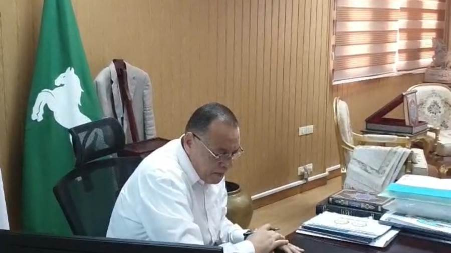 محافظ الشرقية أثناء إعتماد نتيجة الشهادة الإعدادية
