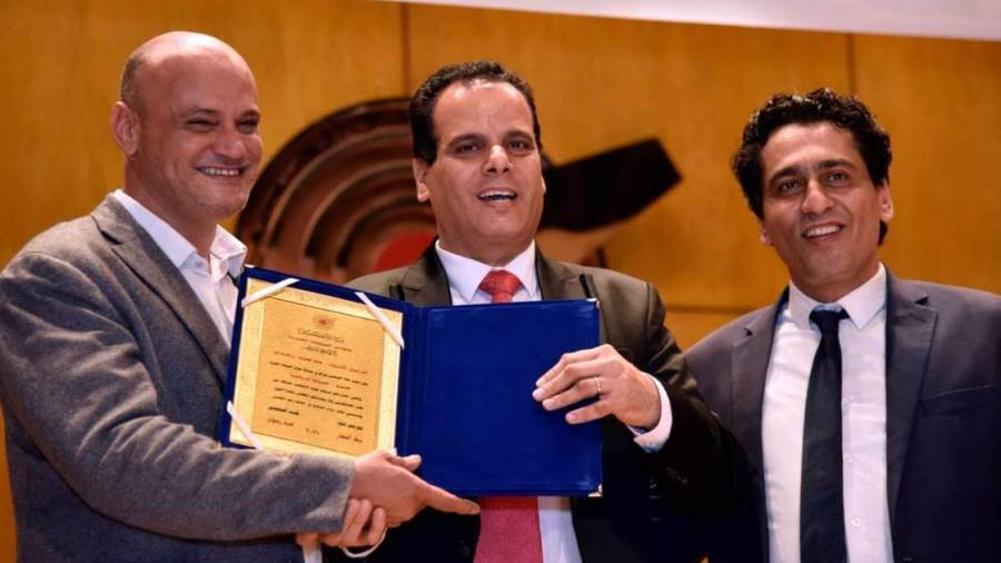 الدكتور مدحت رشدى خلال تكريمه من سكرتير النقابة ووكيل النقابة
