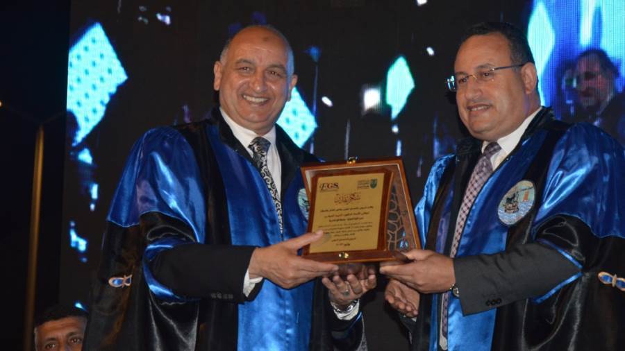 رييس جامعة الإسكندرية يشهد حفل تخرج طلاب الماجستير