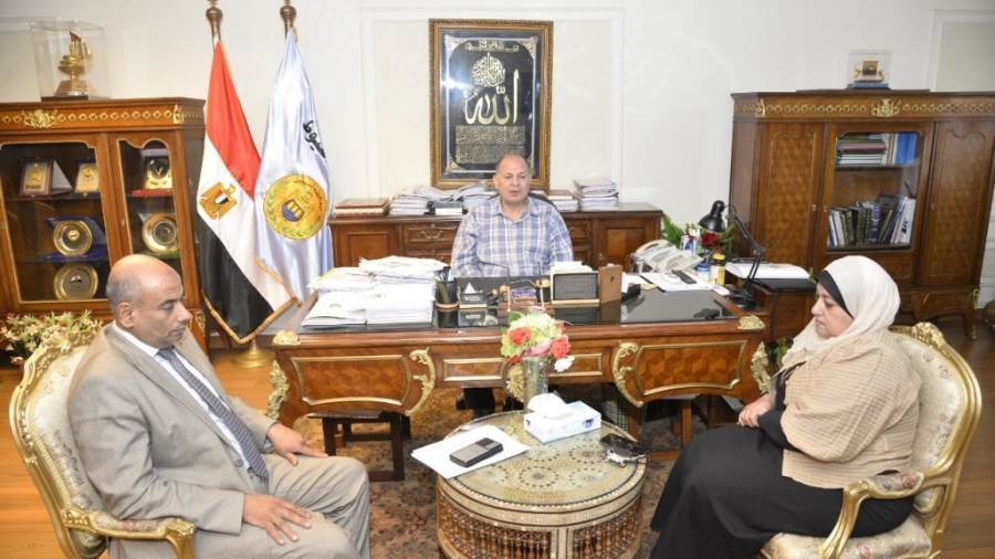 محافظ أسيوط يبحث دفع منظومة العمل وتسريع الاجراءات بملف التصالح