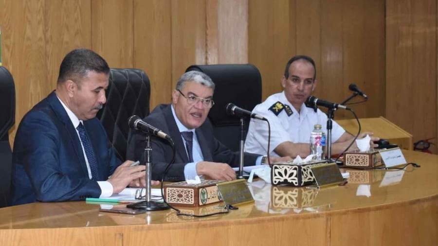 محافظ المنيا خلال الاجتماع