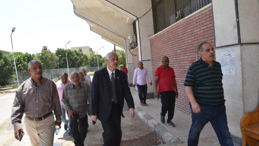 نائب رئيس جامعة أسيوط يتابع نشاط القرية الأولمبية