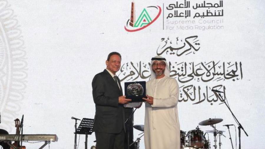 المجلس الأعلى لتنظيم الإعلام يكرم الكاتب الصحفي محمد الحمادي