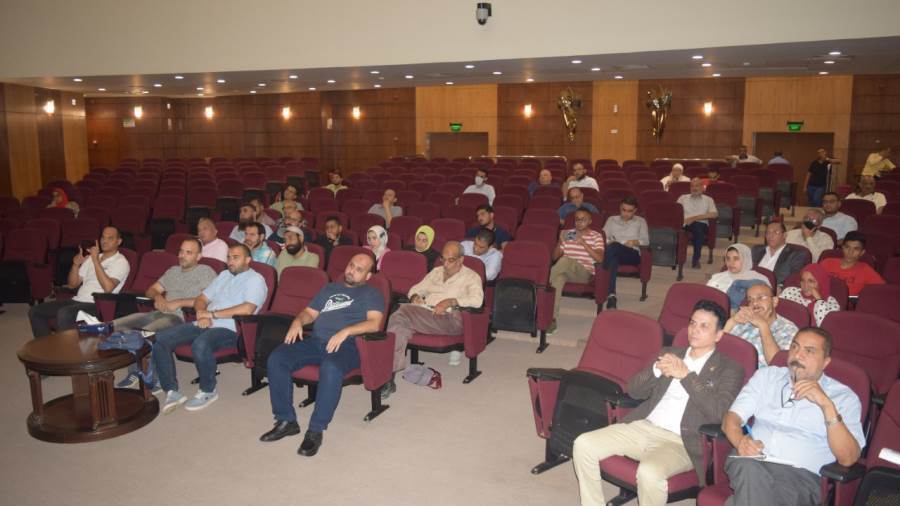عدد من تجار القاهرة خلال الاستماع للشرح بالندوة
