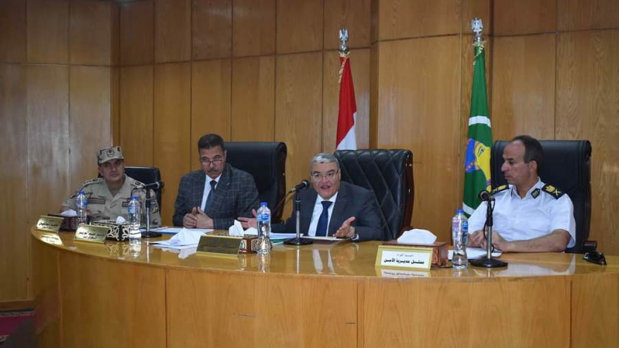 محافظ المنيا خلال الاجتماع