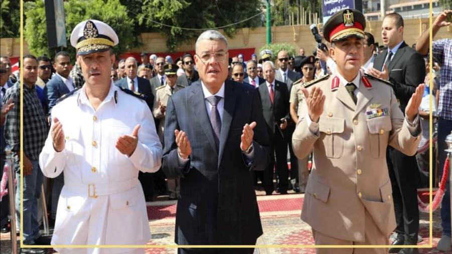 محافظ المنيا يضع إكليلا من الزهور