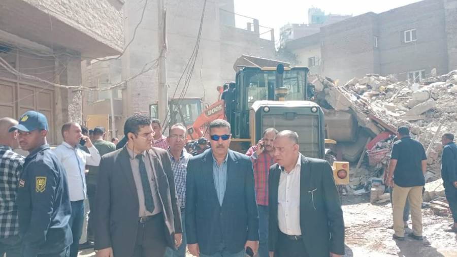 سكرتير عام المنيا يتفقد المبنى المنهار